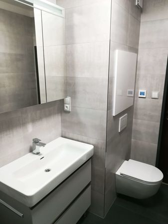 Realizace koupelny našeho zákazníka. Obklad a dlažba Ionic 60x120 cm koupelnu opticky zvětšují. | vlastnosti velkoformátových obkladů a dlažeb