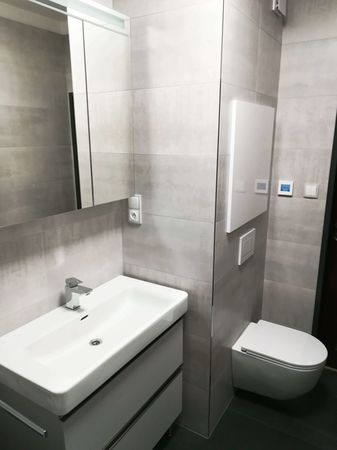 Realizace koupelny našeho zákazníka. Obklad a dlažba Ionic 60x120 cm koupelnu opticky zvětšují. | vlastnosti velkoformátových obkladů a dlažeb