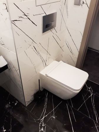 Velkoformátová dlažba a obklad Agatha v designu mramoru a rozměru 40×120 cm v koupelně. | Příklad malé koupelny s velkoformátovými obklady a dlažbou jednoho z našich zákazníků
