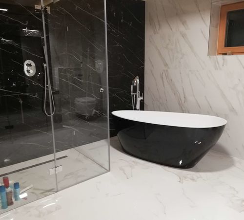 Černo-bílé velkoformátové desky v imitaci mramoru dodaly koupelně pořádnou dávku luxusu | Černo-bílé velkoformátové desky v imitaci mramoru dodaly koupelně pořádnou dávku luxusu