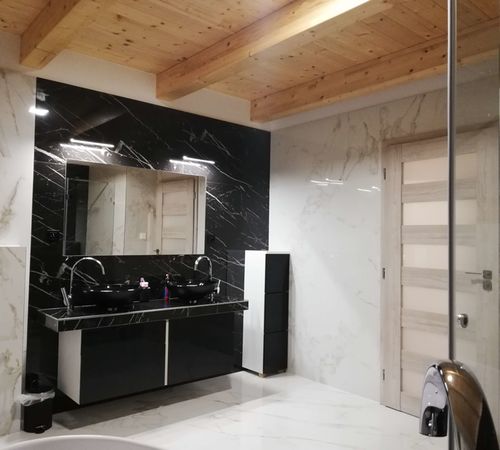 Ozdobou prostorné koupelny zákazníka je černo-bílý velkoformátový obklad a dlažba Canova. | Černo-bílé velkoformátové desky v imitaci mramoru dodaly koupelně pořádnou dávku luxusu