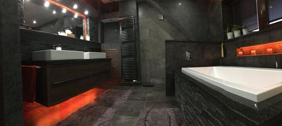 Takto vypadá koupelna zákazníka s efektním červeným podsvícením. | Jaké obklady a dlažby do koupelen zvolili naši zákazníci? Inspirujte se realizacemi