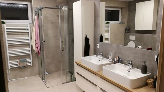 Zákazník položil dlažbu Concrete na zem, na stěny i do sprchy a výsledkem je nadčasová elegantní koupelna.  | Kombinací šedo-béžových tónů dlaždic v imitaci betonu vznikla elegantní koupelna čistých linií