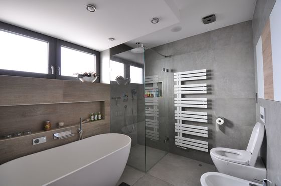 Koupelna s velkoformátovým obkladem a dlažbou Urbanature v kombinaci s dlažbou imitující dřevo Assi d´Alpe. | Velkoformátové dlaždice do koupelen