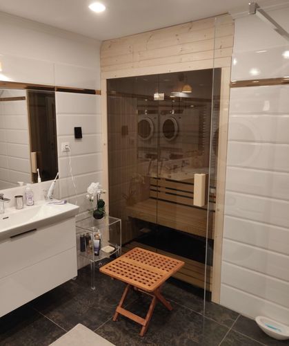 Zákazník má ve své luxusní koupelně také saunu. Na podlaze je položena designová dlažba Eterno v dekoru dřeva. | konec realizace 1 a začátek 2