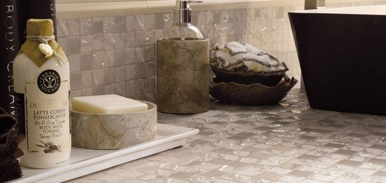 Mozaika Four Sasons vynikne kdekoli v koupelně i jako obklad za kuchyňskou linkou.   | Proč do koupelny použít i mozaiku?