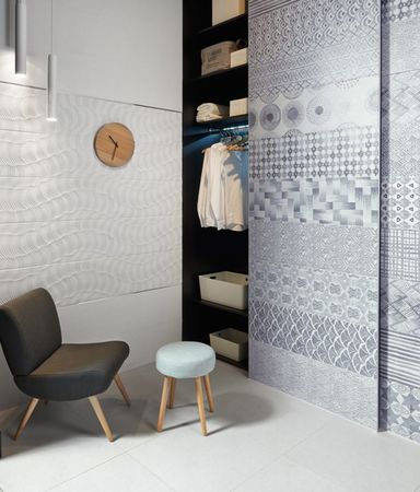 Rektifikovaný koupelnový obklad Tex má povrch, který připomíná textil. | Jak koupelnu oživí keramické dekory či listela?