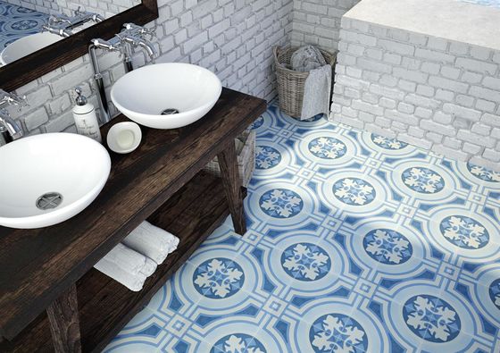 Detail světle modré dekorační dlažby do koupelen Hydraulic v retro stylu. | Jaké barvy koupelnových obkladů a dlažeb jsou v současnosti oblíbené?