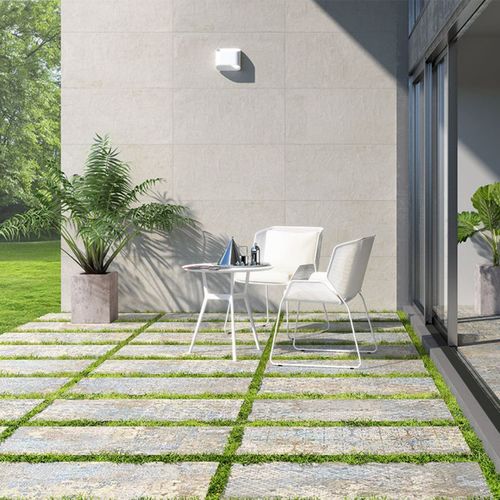 Venkovní dlažba Carpet položená do trávy | Venkovní dlažbu je možné položit do trávy, štěrku nebo na terče