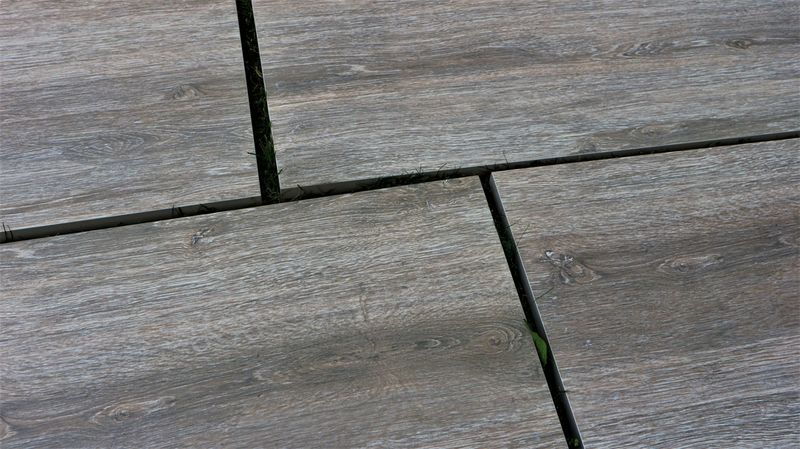 Keramické dlaždice Koru vypadají jako pravá dřevěná podlaha | Venkovní dlažbu v imitaci dřeva je nerozeznáte od pravé dřevěné podlahy, ale neuvolňují se z ní třísky