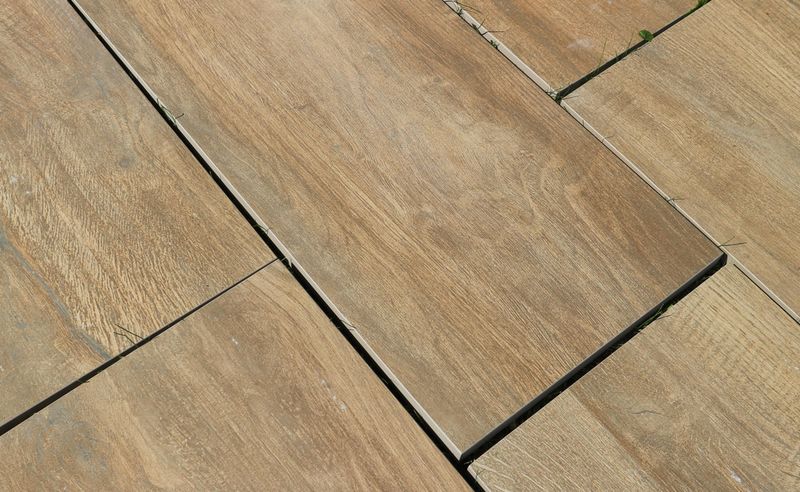 Keramická venkovní dlažba v designu dřeva | Dlažba má na svém povrchu velmi věrohodně vyobrazeny žily a suky dřeva