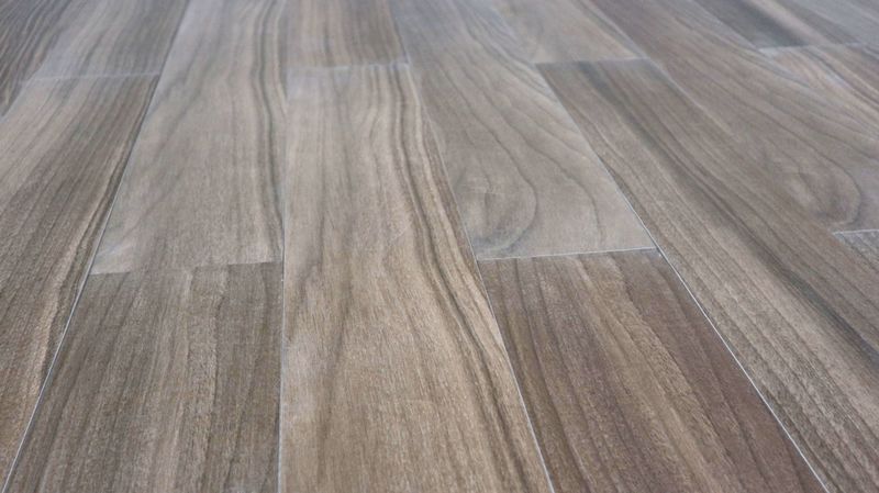 Dlažba v dekoru pravých dřevěných prken | Proč je dlažba vhodná pro podlahové vytápění? A jaké jsou její skvělé vlastnosti?