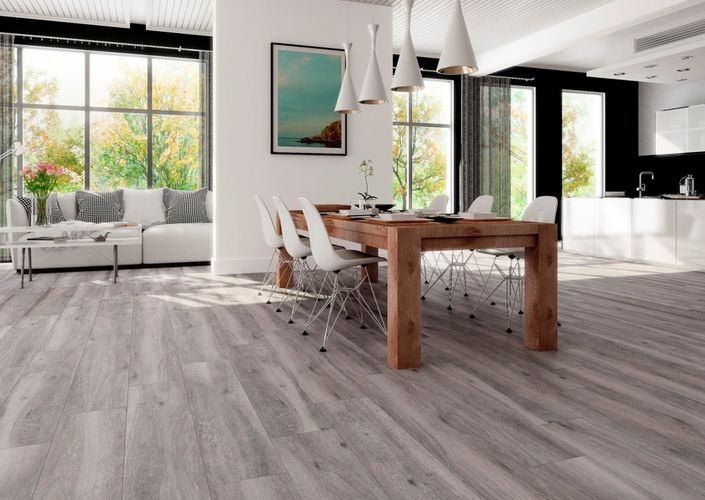 Interiér s dlažbou v imitaci dřeva Attom Wood | Dokonalý přírodní design: dva kusy zcela stejných dlaždic v imitaci dřeva na jedné ploše takřka nenajdete