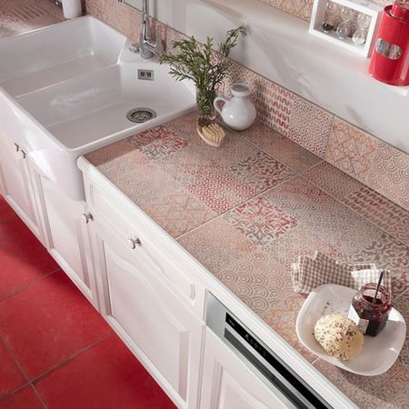 Červené patchworkové dlaždice v kuchyni. | patchwork styl