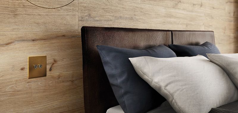 Obklad Ekho imitující dřevo na stěně za postelí v ložnici | Dlažba imitující dubové dřevo se dá se položit i jako dřevěné obklady na stěnu