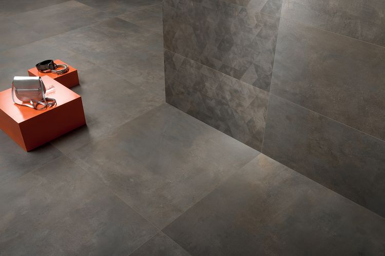 Interiér s dlažbou v designu betonu Make na podlaze i stěně | Dlažba imitující beton Make má řadu formátů a dá se pokládat s minimální spárou
