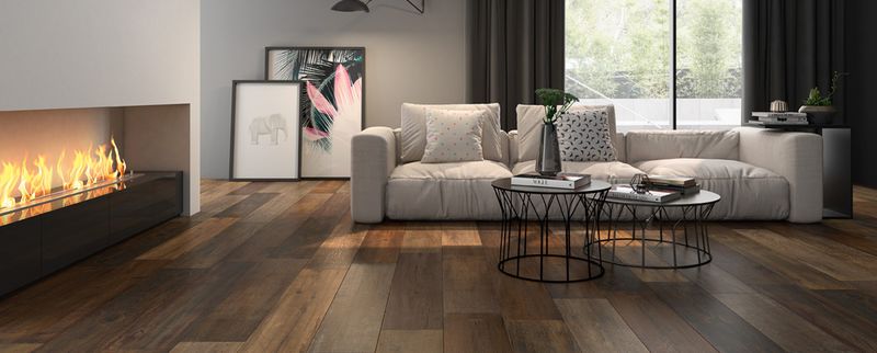 Keramická dlažba v obývacím pokoji, která vypadá jako pravá dřevěná podlaha | Dlažba vypadá jako pravá dřevěná prkna