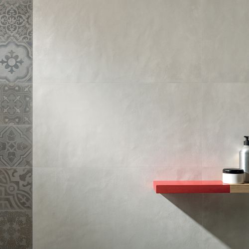 Kolekce Make v dekoru betonu na stěně spolu s patchworkovým dekorem | Dlažba v designu betonu má v interiéru mnoho možností využití. Inspirujte se také příběhem zákazníka