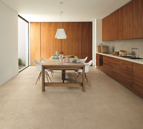 Velké dlaždice v imitaci betonu Concrete na podlaze v kuchyni | Dlažba Concrete má i velké formáty, které sjednotí podlahu i stěny interiéru