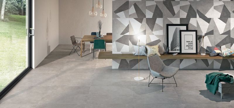 Velkoformátová šedá dlažba vzhled beton + obklad s geometrickým dekorem na stěně v interiéru | Velkoformátová dlažba Highway opticky zvětší místnosti a dobře se udržuje