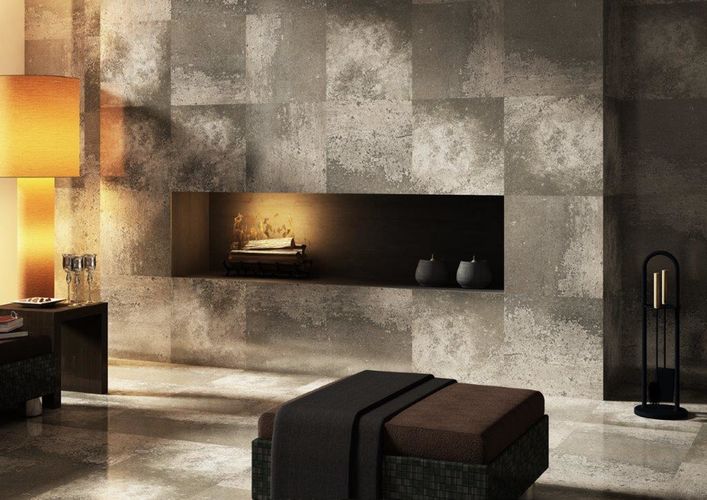 Dlažba v dekoru betonu na podlaze i na stěně kolem krbu v interiéru | Dlažba imitující beton má dvě barvy, které lze navzájem výborně kombinovat