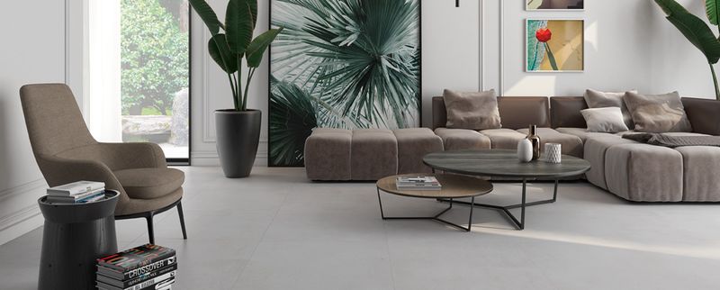 Šedá dlažba Concret imitující beton v obývacím pokoji | Dlažba imitující beton Concret má 4 zemité barvy a širokou škálu formátů