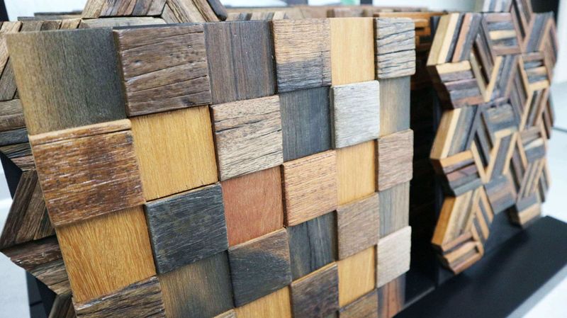 Mozaiky z vraků lodí máme pro vás vystavené v našem brněnském studiu. | výhody dřevěných mozaik z vraků lodí