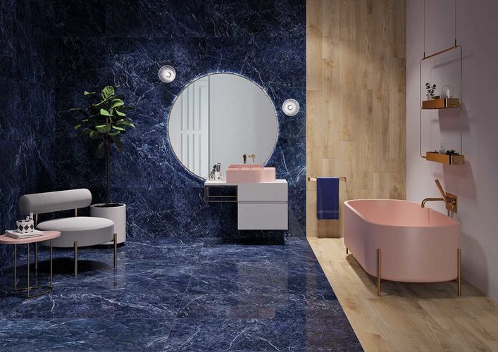 Koupelna s obklady a dlažbou  v imitaci mramoru a dřeva v modré a béžové barvě | Dlažba Marmo lux může působit jednoduchým i lehce extravagantním dojmem