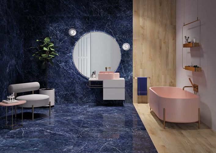 Koupelna s obklady a dlažbou v imitaci mramoru a dřeva v modré a béžové barvě | Dlažba Marmo lux může působit jednoduchým i lehce extravagantním dojmem