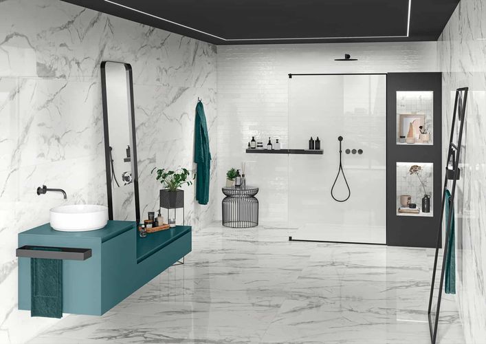 Luxusní koupelna s dlažbou a obklady v imitaci mramoru v bílošedé kombinaci | Dlažba má luxusně vypadající povrch v lesku, dostupná je ve 3 formátech