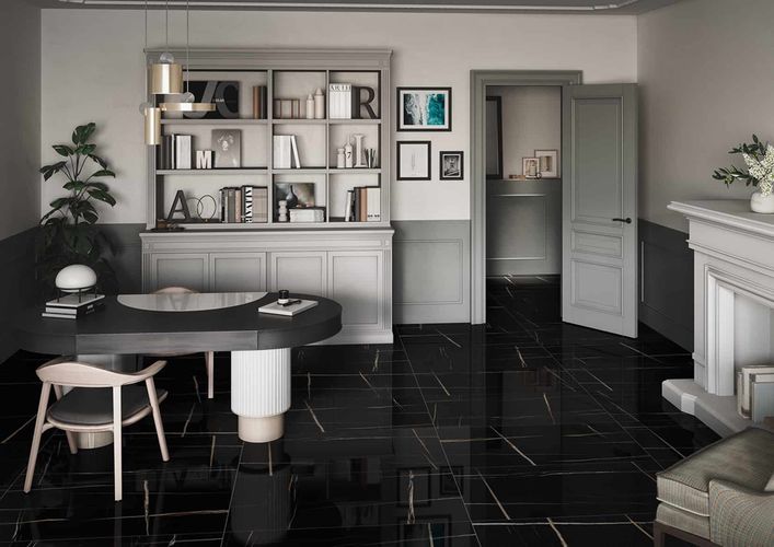 Interiér v šedé a černé barvě s lesklou dlažbou imitující mramor Marmo lux | Jak lze dlažbu a obklad v imitaci mramoru využít v interiéru? To se dočtete v článcích