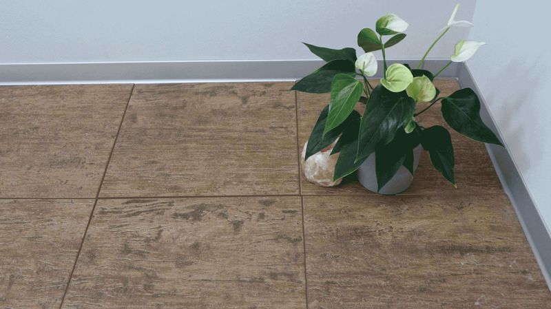 Dlažba v dekoru dřeva Forme Miele | Je lepší zvolit do interiéru dřevěnou podlahu či keramickou imitaci? Inspirovat se můžete i interiérem zákazníka