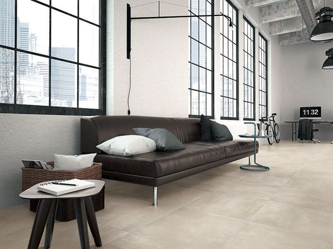 Velkoformátová dlažba v imitaci betonu Materika v interiéru | Velkoformátová dlažba a obklad se dají pokládat s minimální spárou a jsou k dispozici také v ultratenké 6,5 mm tloušťce