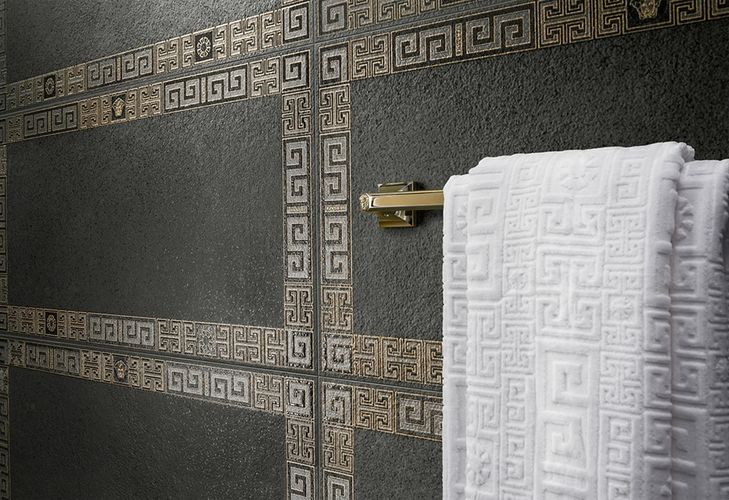 Luxusní černý obklad Versace Greek se zlatými listelami a doplňky Versace v koupelně | Doplňky Versace dotvoří celkový design koupelny