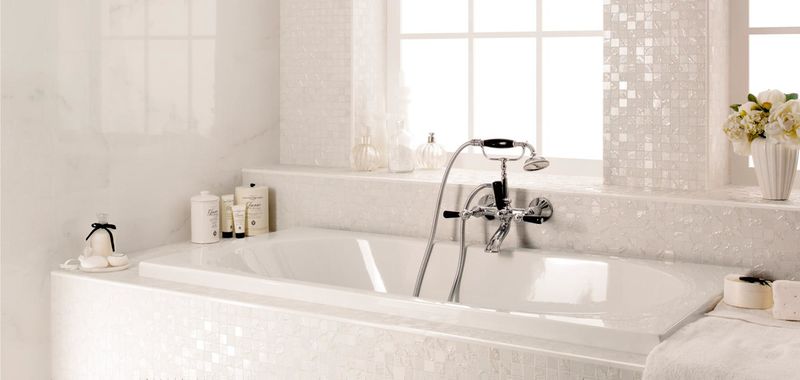 Luxusní bílá mozaika v koupelně kolem vany | Luxusní mozaika se bude nádherně vyjímat nejen za umyvadlem