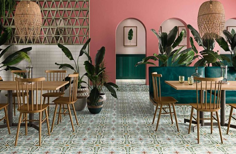 Designová retro dlažba na podlaze v interiéru restaurace | Výrazné vzory a „falešné“ spáry podtrhnou retro design místnosti