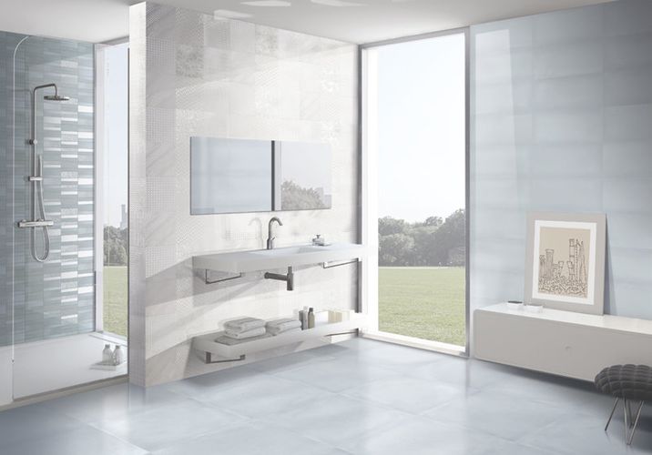 Modrý a bílý obklad Intuition v koupelně | Atmosféru koupelny dotvoří dekorativní koupelnové obklady v jedinečných designech