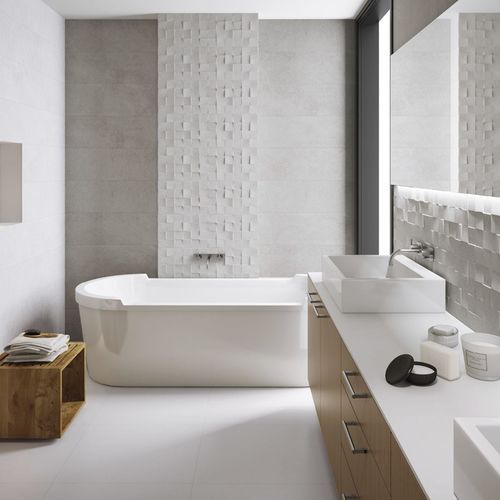 Bílé obklady v kombinaci s bílou 3D mozaikou Zenith v koupelně s bílou volně stojící vanou | Koupelnové obklady budou vypadat skvěle v kombinaci s 3D mozaikou