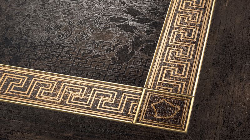 Dlažba Eterno v dekoru dřeva s patchworkovým dekorem s listelou Versace | Designové dlaždice Eterno vypadají na pohled i na dotek jako luxusní ebenové dřevo
