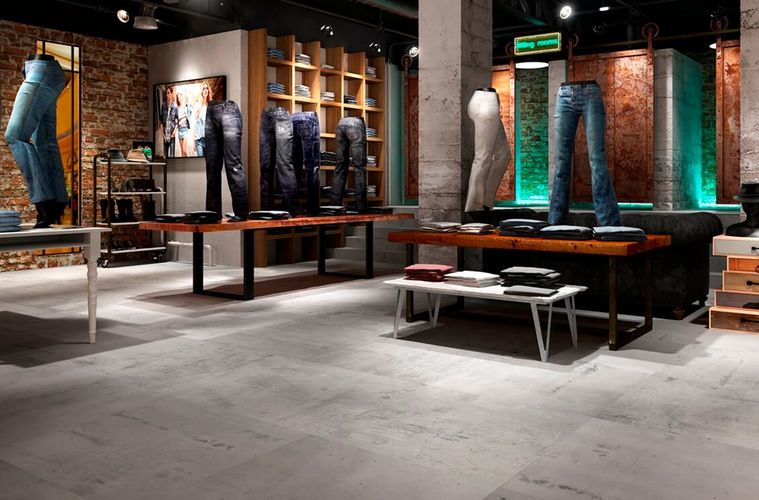 Série vypadající jako betonová podlaha Regeneration se hodí i do komerčních prostor, třeba do obchodu s oblečením. | pokračování předchozího úseku