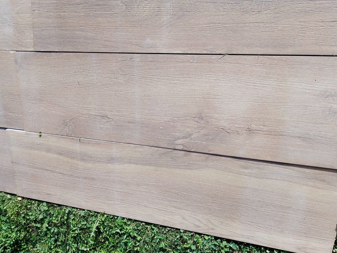 Venkovní dlažba Signature vypadá jako pravá dřevěná prkna na pohled i na dotek | Exteriérová 2cm dlažba se pokládá na terče, do trávy nebo do štěrku