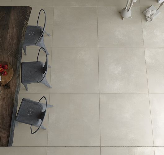 Béžová dlažba Bona dea na podlaze interiéru v rozměru 60x60 cm | Levná dlažba imitující beton má rozměr 60×60 cm a 2 barvy – béžovou a šedou