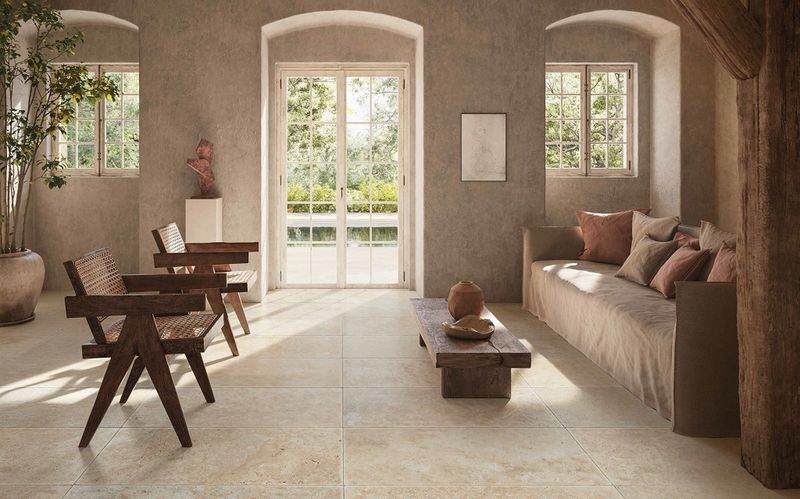 Béžová rustikální dlažba Timestone v interiéru | Dlažba vypadá jako pravá kamenná podlaha, má 4 různé formáty