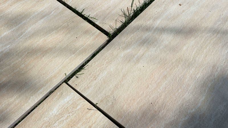 Detail keramické dlažby Navona beige v béžové barvě a imitaci pískovce | Prohlédněte si další inspirativní fotografie krásných teras