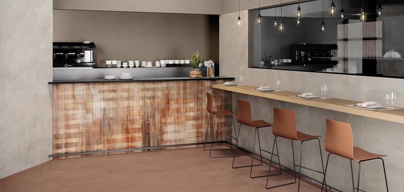Komerční prostory s dlažbou Colovers v hnědé barvě a dekorem blend bronze | Interiér mohou oživit také keramické dekorace ze série Colovers