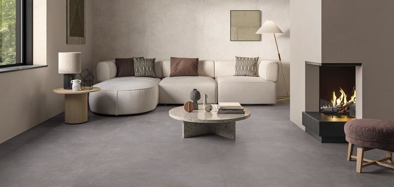 Obývací pokoj s kolekcí Colovers | Kde všude se dají dlažby imitující beton využít? A jak si rozumí i s jinými keramickými imitacemi?
