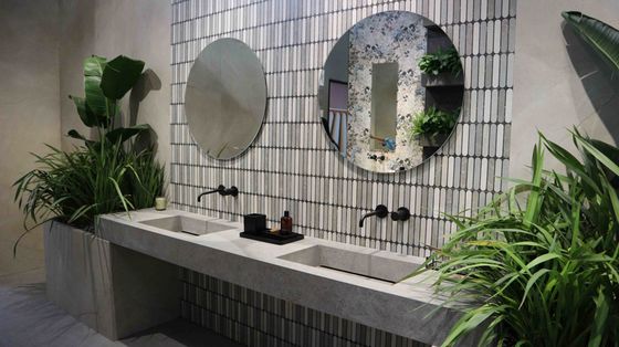 Sladěné obklady a dlažba v koupelně s umyvadlem vyrobeným z keramiky. | Luxusní kolekce obkladů a dlažeb na veletrhu Cersaie 2022