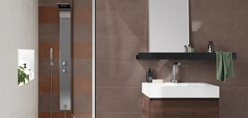 Keramické obklady v hnědém odstínu na stěně koupelny | Barevné obklady imitující beton se dají využít nejen v koupelně, inspirujte se
