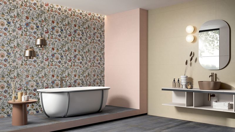 Barevné obklady Gioia v koupelně v kombinaci s květinovým dekorem na stěně | Barevné obklady do koupelny Gioia vypadají díky svým vzorům jako fototapety