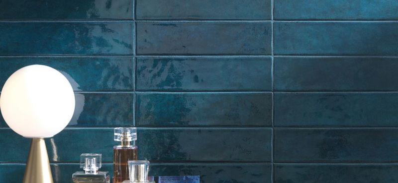 Modrý lesklý obklad Glow na stěně v koupelně | Obklad do koupelny Glow – to je dokonalá symfonie moderního i retro stylu